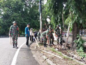 Danramil 06/Panca Rijang bersama Kepala Kelurahan Rappang Pimpin Karya bakti di Monumen Bambu Runcing.