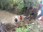 Babinsa Koramil 06/Panca Rijang bersama warga bahu membahu bersihkan Ranting cegah air meluap kejalan.