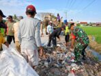 Peduli Lingkungan, Babinsa bersama Seklur Empagae kerahkan alat berat.