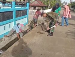 Menjaga lingkungan sekolah dari penyebaran penyakit, Babinsa Koramil 1420-01/Panca Lautang bersama Siswa bersihkan saluran air