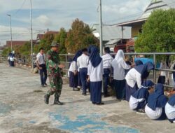 Babinsa Koramil 1420-02/Tellu Limpoe Kerja Bakti Bersama Siswa Mts, Ajarkan Pentingnya Menjaga Kebersihan Lingkungan