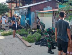 Solid dan Kompak, Babinsa Koramil 03/Maritengngae bersama Lurah Sidenreng mengajak warganya bersihkan lingkungan.