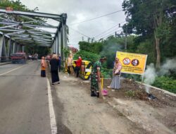 Personel Koramil 1420-06/Panca Rijang Gandeng Mahasiswa KKN, Bersih bersih di Jl.Ahmad Yani Rappang