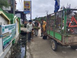 Kolaborasi Positif, Koramil 07/Baranti bersama KUA Bersihkan lingkungan.