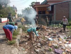 Danramil 1420-01/Panca Lautang bersama Sekdes Corawali Turun tangan ajak warga bersih bersih.