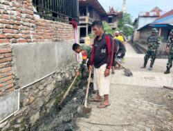 Danpos Koramil 1420-05/Dua Pitue bersama warga bersihkan lingkungan.