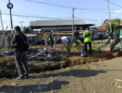 Jaga keindahan area Publik, Koramil 1420-02/Tellu Limpoe bersih bersih di Pasar Amparita.