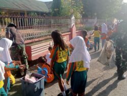 Kerja Bakti Bersama Siswa SD, Babinsa Koramil 1420-02/Tellu Limpoe Ajarkan Pentingnya Menjaga Kebersihan Lingkungan