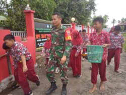 Peduli Kebersihan di lingkungan Pendidikan, Babinsa Ciro Ciroe ajak Siswa bersihkan Halaman Sekolah.