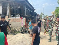 Cegah Banjir, Koramil 05/Dua Pitue ajak warga bersihkan Drainase.