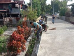 Gagas lingkungan sehat dan bersih, TNI Koramil 01/Panca Lautang ajak warga bersih bersih.