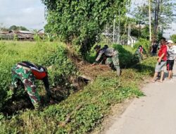 Wujudkan lingkungan bersih dan sehat, Babinsa Koramil 03/Maritengngae bersama warga adakan bersih bersih