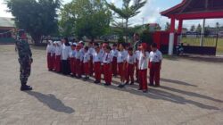 Babinsa Kelurahan Arawa ajak Siswa Siswi bersihkan Lingkungan sekolah.