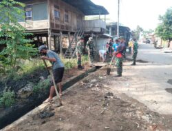 Kolaborasi Babinsa dan Pemdes dalam Aksi Gotong Royong Bersihkan Parit di Desa Bila.