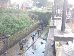 WujudWujud Peduli Terhadap Lingkungan, Babinsa Bersama Warga Gotong Royong Bersihkan Gorong gorong