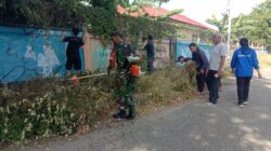 Lestarikan Budaya Gotong Royong, Babinsa Koramil 1420-06/Panca Rijang Bersama Warga Kerja Bakti Bersihkan Lapangan Bola Andi Cammi.