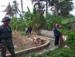 Babinsa dan Kepala desa Kalosi ajak Poktan bersihkan Saluran Irigasi persawahan.