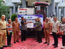 Sidrap Terima Combine Harvester dari Bank Indonesia
