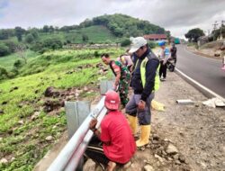 Babinsa bersama Bhabinkamtibmas Pantau Pemasangan Pengaman jalan di desa Mattirotasi.