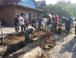 Bersama Warga, Babinsa 07/Baranti Kerja Bakti Perbaiki Gorong-Gorong