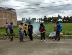 Babinsa Koramil 1420-05/Dua Pitue Bersama Warga Desa Bulu Cenrana Gelar Gotong Royong Jaga Kebersihan Jalan Utama