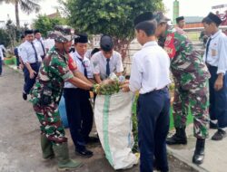 Babinsa Koramil 02/Tellu Limpoe bersama Siswa Mts gelar karya Bhakti.