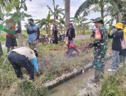 Serka Usman (Babinsa 03/Maritengngae) bersama Poktan gelar karya Bhakti.