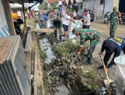 Ws.Danramil 05/Dua Pitue Pimpin warga bersihkan pasar Tanru Tedong.