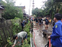 Babinsa Rappang bersama Dinas Damkar bersihkan jalan dan saluran air.