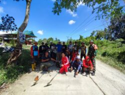 Babinsa Ajak Warga Gotong Royong Bersihkan Jalan di desa Mojong