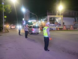 Sigap dan Peduli, Petugas Pos Terpadu OPS Lilin Atur Lalu Lintas dan Bantu Penyebrangan Warga
