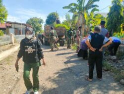 Karya Bhakti Koramil 01/Panca Lautang siapkan unit pengangkut sampah.