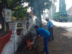 Personel Koramil 1420-04/Watang Pulu Bersihkan Saluran Air Bersama Staf Kecamatan
