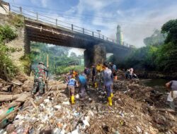 Babinsa Koramil 1420-07/Baranti Bersama Warga Gotong Royong di Jembatan Tangkoli.