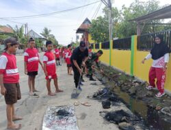 Babinsa Koramil 1420-02/Tellu Limpoe Bersama Siswa SD Negeri 6 Amparita Gelar Kerja Bakti Kebersihan Lingkungan Sekolah