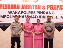 *Upacara Penyerahan Jabatan dan Pelepasan Waka Polres Pinrang Berlangsung Khidmat*    Pinrang 13 Nesw : Polres Pinrang menggelar upacara penyerahan jabatan dan pelepasan Wakil Kepala Kepolisian Resor (Waka Polres) Pinrang, KOMPOL Muhammad Idris, S.H., M.H.   Upacara ini dipimpin langsung oleh Kapolres Pinrang, AKBP Andiko Wicaksono, S.I.K yang dilaksanakan di Aula Wicaksana Laghawa Polres Pinrang, Jumat (31/01/2025) Pagi.  Dalam rangkaian upacara, dilakukan prosesi pelepasan tanda jabatan, penandatanganan berita acara serah terima jabatan, serta laporan dari pejabat yang menyerahkan jabatan. Setelah seluruh rangkaian kegiatan selesai, acara ditutup dengan pembacaan doa dan penghormatan kepada Inspektur Upacara.  Pergantian ini dilakukan seiring dengan masa purna tugas KOMPOL Muhammad Idris, S.H., M.H., yang secara resmi memasuki masa pensiun mulai 1 Februari 2025.  Dengan berakhirnya masa jabatannya, diharapkan dedikasi serta pengabdian yang telah diberikan dapat menjadi teladan bagi seluruh personel Polres Pinrang dalam menjalankan tugas kepolisian ke depan.(*)