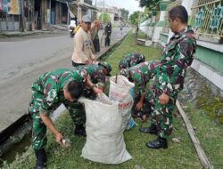 Personel Koramil 1420-03/Maritengngae Gotong Royong Bersihkan Saluran Air .