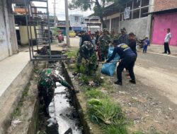 Babinsa Koramil 1420-05/Dua Pitue Gelar Karya Bhakti di Pasar Tanru Tedong.