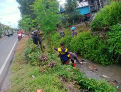 Koramil 1420-02/Tellu Limpoe Bersama Warga Gelar Karya Bhakti Bersihkan saluran irigasi.