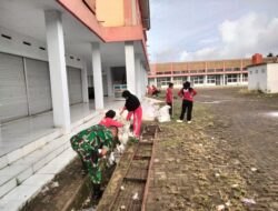 Koramil 1420-04/Watang Pulu Gelar Karya Bhakti Bersama warga Kelurahan Bangkai