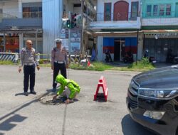 Peduli Keselamatan Jalan, Sat Lantas Polres Sidrap Cor Jalan Berlubang