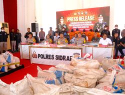 Kapolda Sulsel Pimpin Press Release Pengungkapan Kasus Narkoba dan Pupuk Bersubsidi di Polres Sidrap