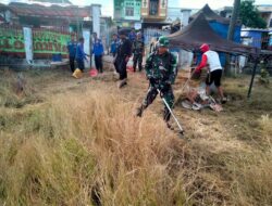 Personel Koramil 1420-05/Dua Pitue Bersihkan Taman Makam Bahagia jelang bulan Ramadhan.