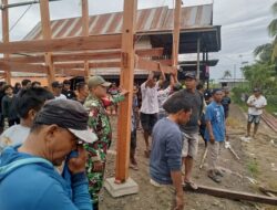 Babinsa Desa Aka Akae Ikut Gotong Royong Bangun Rumah Warga