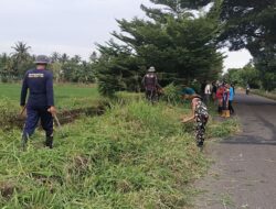 Peduli Kebersihan, Koramil 1420-07/Baranti Ajak Warga Bersihkan Saluran Air