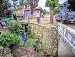 Anggota Koramil-1420-01/Panca Lautang bersih bersih di saluran Pembuangan irigasi