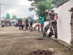 Jelang bulan puasa, personil Koramil 1420-04/Watang Pulu Gelar Kerja Bakti Pembersihan Pasar Tradisional.