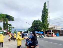 Ibu Persit KCK Cab. XLIV Kodim 1420/Sidrap Membagi Takjil Kepada Pengguna Jalan di Depan Makodim