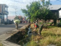Peduli Kebersihan, Personel Koramil 03/Maritengngae Kodim 1420/Sidrap Bersama Warga Bersihkan Saluran Air