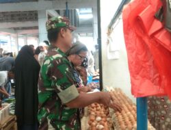 Babinsa Koramil 1420/02 Tellu Limpoe Pantau Harga Sembako di Pasar Massepe